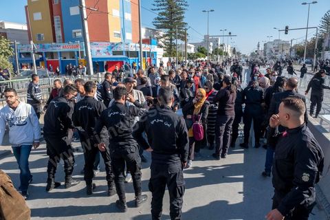 14 novembre 2021 : Plus de 4.000 manifestants se sont rassemblés dimanche au Bardo près du Parlement tunisien, gelé depuis plus de trois mois, pour protester à nouveau contre la décision du président Kais Saied de s'arroger les pleins pouvoirs, dénonçant un "coup d'Etat". A l'appel du mouvement “Citoyens contre le coup” soutenu par des politiques de tous bords et notamment du parti islamiste Ennahdha, les maniffestants ont du lutter face à un dispositif policier exceptionnel pour pouvoir accéder au lieu de la manifestation. les principaux slogans "Non à la dictature", "Le projet de Kais est la guerre civile", "Pas de dignité sans liberté", ...