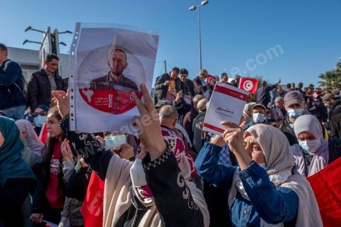 14 novembre 2021 : Plus de 4.000 manifestants se sont rassemblés dimanche au Bardo près du Parlement tunisien, gelé depuis plus de trois mois, pour protester à nouveau contre la décision du président Kais Saied de s'arroger les pleins pouvoirs, dénonçant un "coup d'Etat". A l'appel du mouvement “Citoyens contre le coup” soutenu par des politiques de tous bords et notamment du parti islamiste Ennahdha, les maniffestants ont du lutter face à un dispositif policier exceptionnel pour pouvoir accéder au lieu de la manifestation. les principaux slogans "Non à la dictature", "Le projet de Kais est la guerre civile", "Pas de dignité sans liberté", ...