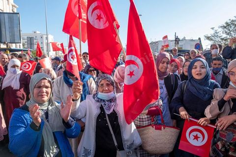 14 novembre 2021 : Plus de 4.000 manifestants se sont rassemblés dimanche au Bardo près du Parlement tunisien, gelé depuis plus de trois mois, pour protester à nouveau contre la décision du président Kais Saied de s'arroger les pleins pouvoirs, dénonçant un "coup d'Etat". A l'appel du mouvement “Citoyens contre le coup” soutenu par des politiques de tous bords et notamment du parti islamiste Ennahdha, les maniffestants ont du lutter face à un dispositif policier exceptionnel pour pouvoir accéder au lieu de la manifestation. les principaux slogans "Non à la dictature", "Le projet de Kais est la guerre civile", "Pas de dignité sans liberté", ...