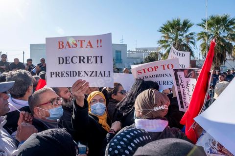 14 novembre 2021 : Plus de 4.000 manifestants se sont rassemblés dimanche au Bardo près du Parlement tunisien, gelé depuis plus de trois mois, pour protester à nouveau contre la décision du président Kais Saied de s'arroger les pleins pouvoirs, dénonçant un "coup d'Etat". A l'appel du mouvement “Citoyens contre le coup” soutenu par des politiques de tous bords et notamment du parti islamiste Ennahdha, les maniffestants ont du lutter face à un dispositif policier exceptionnel pour pouvoir accéder au lieu de la manifestation. les principaux slogans "Non à la dictature", "Le projet de Kais est la guerre civile", "Pas de dignité sans liberté", ...