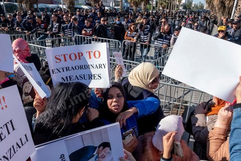 14 novembre 2021 : Plus de 4.000 manifestants se sont rassemblés dimanche au Bardo près du Parlement tunisien, gelé depuis plus de trois mois, pour protester à nouveau contre la décision du président Kais Saied de s'arroger les pleins pouvoirs, dénonçant un "coup d'Etat". A l'appel du mouvement “Citoyens contre le coup” soutenu par des politiques de tous bords et notamment du parti islamiste Ennahdha, les maniffestants ont du lutter face à un dispositif policier exceptionnel pour pouvoir accéder au lieu de la manifestation. les principaux slogans "Non à la dictature", "Le projet de Kais est la guerre civile", "Pas de dignité sans liberté", ...