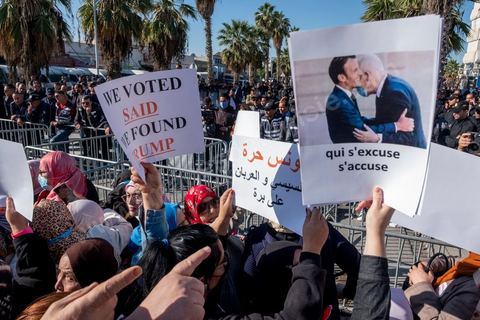 14 novembre 2021 : Plus de 4.000 manifestants se sont rassemblés dimanche au Bardo près du Parlement tunisien, gelé depuis plus de trois mois, pour protester à nouveau contre la décision du président Kais Saied de s'arroger les pleins pouvoirs, dénonçant un "coup d'Etat". A l'appel du mouvement “Citoyens contre le coup” soutenu par des politiques de tous bords et notamment du parti islamiste Ennahdha, les maniffestants ont du lutter face à un dispositif policier exceptionnel pour pouvoir accéder au lieu de la manifestation. les principaux slogans "Non à la dictature", "Le projet de Kais est la guerre civile", "Pas de dignité sans liberté", ...