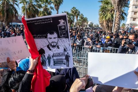 14 novembre 2021 : Plus de 4.000 manifestants se sont rassemblés dimanche au Bardo près du Parlement tunisien, gelé depuis plus de trois mois, pour protester à nouveau contre la décision du président Kais Saied de s'arroger les pleins pouvoirs, dénonçant un "coup d'Etat". A l'appel du mouvement “Citoyens contre le coup” soutenu par des politiques de tous bords et notamment du parti islamiste Ennahdha, les maniffestants ont du lutter face à un dispositif policier exceptionnel pour pouvoir accéder au lieu de la manifestation. les principaux slogans "Non à la dictature", "Le projet de Kais est la guerre civile", "Pas de dignité sans liberté", ...