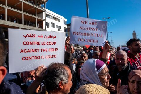 14 novembre 2021 : Plus de 4.000 manifestants se sont rassemblés dimanche au Bardo près du Parlement tunisien, gelé depuis plus de trois mois, pour protester à nouveau contre la décision du président Kais Saied de s'arroger les pleins pouvoirs, dénonçant un "coup d'Etat". A l'appel du mouvement “Citoyens contre le coup” soutenu par des politiques de tous bords et notamment du parti islamiste Ennahdha, les maniffestants ont du lutter face à un dispositif policier exceptionnel pour pouvoir accéder au lieu de la manifestation. les principaux slogans "Non à la dictature", "Le projet de Kais est la guerre civile", "Pas de dignité sans liberté", ...