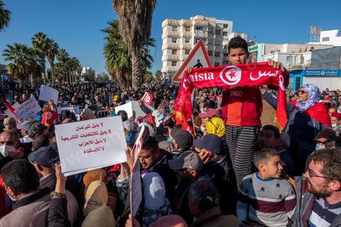 14 novembre 2021 : Plus de 4.000 manifestants se sont rassemblés dimanche au Bardo près du Parlement tunisien, gelé depuis plus de trois mois, pour protester à nouveau contre la décision du président Kais Saied de s'arroger les pleins pouvoirs, dénonçant un "coup d'Etat". A l'appel du mouvement “Citoyens contre le coup” soutenu par des politiques de tous bords et notamment du parti islamiste Ennahdha, les maniffestants ont du lutter face à un dispositif policier exceptionnel pour pouvoir accéder au lieu de la manifestation. les principaux slogans "Non à la dictature", "Le projet de Kais est la guerre civile", "Pas de dignité sans liberté", ...