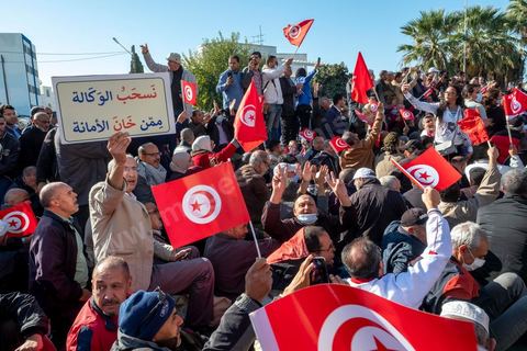 14 novembre 2021 : Plus de 4.000 manifestants se sont rassemblés dimanche au Bardo près du Parlement tunisien, gelé depuis plus de trois mois, pour protester à nouveau contre la décision du président Kais Saied de s'arroger les pleins pouvoirs, dénonçant un "coup d'Etat". A l'appel du mouvement “Citoyens contre le coup” soutenu par des politiques de tous bords et notamment du parti islamiste Ennahdha, les maniffestants ont du lutter face à un dispositif policier exceptionnel pour pouvoir accéder au lieu de la manifestation. les principaux slogans "Non à la dictature", "Le projet de Kais est la guerre civile", "Pas de dignité sans liberté", ...
