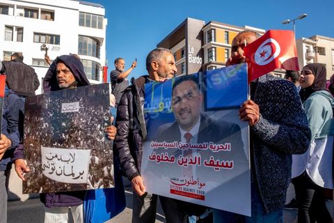 14 novembre 2021 : Plus de 4.000 manifestants se sont rassemblés dimanche au Bardo près du Parlement tunisien, gelé depuis plus de trois mois, pour protester à nouveau contre la décision du président Kais Saied de s'arroger les pleins pouvoirs, dénonçant un "coup d'Etat". A l'appel du mouvement “Citoyens contre le coup” soutenu par des politiques de tous bords et notamment du parti islamiste Ennahdha, les maniffestants ont du lutter face à un dispositif policier exceptionnel pour pouvoir accéder au lieu de la manifestation. les principaux slogans "Non à la dictature", "Le projet de Kais est la guerre civile", "Pas de dignité sans liberté", ...