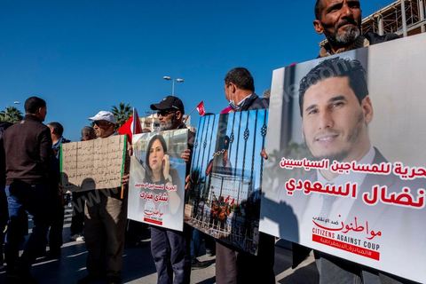 14 novembre 2021 : Plus de 4.000 manifestants se sont rassemblés dimanche au Bardo près du Parlement tunisien, gelé depuis plus de trois mois, pour protester à nouveau contre la décision du président Kais Saied de s'arroger les pleins pouvoirs, dénonçant un "coup d'Etat". A l'appel du mouvement “Citoyens contre le coup” soutenu par des politiques de tous bords et notamment du parti islamiste Ennahdha, les maniffestants ont du lutter face à un dispositif policier exceptionnel pour pouvoir accéder au lieu de la manifestation. les principaux slogans "Non à la dictature", "Le projet de Kais est la guerre civile", "Pas de dignité sans liberté", ...