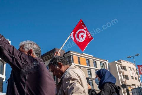 14 novembre 2021 : Plus de 4.000 manifestants se sont rassemblés dimanche au Bardo près du Parlement tunisien, gelé depuis plus de trois mois, pour protester à nouveau contre la décision du président Kais Saied de s'arroger les pleins pouvoirs, dénonçant un "coup d'Etat". A l'appel du mouvement “Citoyens contre le coup” soutenu par des politiques de tous bords et notamment du parti islamiste Ennahdha, les maniffestants ont du lutter face à un dispositif policier exceptionnel pour pouvoir accéder au lieu de la manifestation. les principaux slogans "Non à la dictature", "Le projet de Kais est la guerre civile", "Pas de dignité sans liberté", ...