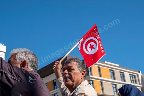 14 novembre 2021 : Plus de 4.000 manifestants se sont rassemblés dimanche au Bardo près du Parlement tunisien, gelé depuis plus de trois mois, pour protester à nouveau contre la décision du président Kais Saied de s'arroger les pleins pouvoirs, dénonçant un "coup d'Etat". A l'appel du mouvement “Citoyens contre le coup” soutenu par des politiques de tous bords et notamment du parti islamiste Ennahdha, les maniffestants ont du lutter face à un dispositif policier exceptionnel pour pouvoir accéder au lieu de la manifestation. les principaux slogans "Non à la dictature", "Le projet de Kais est la guerre civile", "Pas de dignité sans liberté", ...