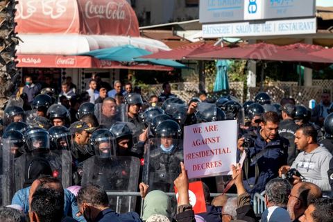 14 novembre 2021 : Plus de 4.000 manifestants se sont rassemblés dimanche au Bardo près du Parlement tunisien, gelé depuis plus de trois mois, pour protester à nouveau contre la décision du président Kais Saied de s'arroger les pleins pouvoirs, dénonçant un "coup d'Etat". A l'appel du mouvement “Citoyens contre le coup” soutenu par des politiques de tous bords et notamment du parti islamiste Ennahdha, les maniffestants ont du lutter face à un dispositif policier exceptionnel pour pouvoir accéder au lieu de la manifestation. les principaux slogans "Non à la dictature", "Le projet de Kais est la guerre civile", "Pas de dignité sans liberté", ...