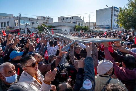14 novembre 2021 : Plus de 4.000 manifestants se sont rassemblés dimanche au Bardo près du Parlement tunisien, gelé depuis plus de trois mois, pour protester à nouveau contre la décision du président Kais Saied de s'arroger les pleins pouvoirs, dénonçant un "coup d'Etat". A l'appel du mouvement “Citoyens contre le coup” soutenu par des politiques de tous bords et notamment du parti islamiste Ennahdha, les maniffestants ont du lutter face à un dispositif policier exceptionnel pour pouvoir accéder au lieu de la manifestation. les principaux slogans "Non à la dictature", "Le projet de Kais est la guerre civile", "Pas de dignité sans liberté", ...