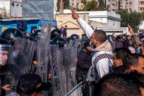 14 novembre 2021 : Plus de 4.000 manifestants se sont rassemblés dimanche au Bardo près du Parlement tunisien, gelé depuis plus de trois mois, pour protester à nouveau contre la décision du président Kais Saied de s'arroger les pleins pouvoirs, dénonçant un "coup d'Etat". A l'appel du mouvement “Citoyens contre le coup” soutenu par des politiques de tous bords et notamment du parti islamiste Ennahdha, les maniffestants ont du lutter face à un dispositif policier exceptionnel pour pouvoir accéder au lieu de la manifestation. les principaux slogans "Non à la dictature", "Le projet de Kais est la guerre civile", "Pas de dignité sans liberté", ...