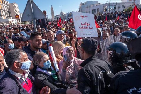 14 novembre 2021 : Plus de 4.000 manifestants se sont rassemblés dimanche au Bardo près du Parlement tunisien, gelé depuis plus de trois mois, pour protester à nouveau contre la décision du président Kais Saied de s'arroger les pleins pouvoirs, dénonçant un "coup d'Etat". A l'appel du mouvement “Citoyens contre le coup” soutenu par des politiques de tous bords et notamment du parti islamiste Ennahdha, les maniffestants ont du lutter face à un dispositif policier exceptionnel pour pouvoir accéder au lieu de la manifestation. les principaux slogans "Non à la dictature", "Le projet de Kais est la guerre civile", "Pas de dignité sans liberté", ...