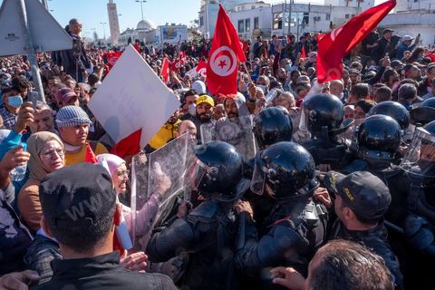 14 novembre 2021 : Plus de 4.000 manifestants se sont rassemblés dimanche au Bardo près du Parlement tunisien, gelé depuis plus de trois mois, pour protester à nouveau contre la décision du président Kais Saied de s'arroger les pleins pouvoirs, dénonçant un "coup d'Etat". A l'appel du mouvement “Citoyens contre le coup” soutenu par des politiques de tous bords et notamment du parti islamiste Ennahdha, les maniffestants ont du lutter face à un dispositif policier exceptionnel pour pouvoir accéder au lieu de la manifestation. les principaux slogans "Non à la dictature", "Le projet de Kais est la guerre civile", "Pas de dignité sans liberté", ...