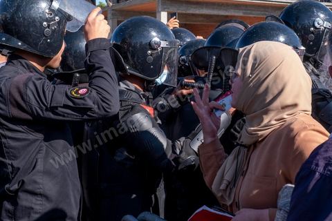 14 novembre 2021 : Plus de 4.000 manifestants se sont rassemblés dimanche au Bardo près du Parlement tunisien, gelé depuis plus de trois mois, pour protester à nouveau contre la décision du président Kais Saied de s'arroger les pleins pouvoirs, dénonçant un "coup d'Etat". A l'appel du mouvement “Citoyens contre le coup” soutenu par des politiques de tous bords et notamment du parti islamiste Ennahdha, les maniffestants ont du lutter face à un dispositif policier exceptionnel pour pouvoir accéder au lieu de la manifestation. les principaux slogans "Non à la dictature", "Le projet de Kais est la guerre civile", "Pas de dignité sans liberté", ...