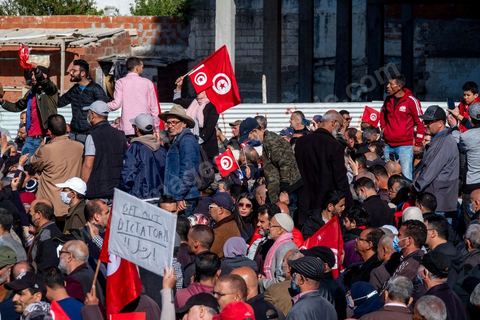 14 novembre 2021 : Plus de 4.000 manifestants se sont rassemblés dimanche au Bardo près du Parlement tunisien, gelé depuis plus de trois mois, pour protester à nouveau contre la décision du président Kais Saied de s'arroger les pleins pouvoirs, dénonçant un "coup d'Etat". A l'appel du mouvement “Citoyens contre le coup” soutenu par des politiques de tous bords et notamment du parti islamiste Ennahdha, les maniffestants ont du lutter face à un dispositif policier exceptionnel pour pouvoir accéder au lieu de la manifestation. les principaux slogans "Non à la dictature", "Le projet de Kais est la guerre civile", "Pas de dignité sans liberté", ...