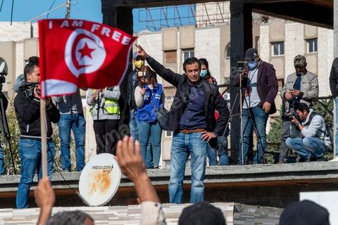 14 novembre 2021 : Plus de 4.000 manifestants se sont rassemblés dimanche au Bardo près du Parlement tunisien, gelé depuis plus de trois mois, pour protester à nouveau contre la décision du président Kais Saied de s'arroger les pleins pouvoirs, dénonçant un "coup d'Etat". A l'appel du mouvement “Citoyens contre le coup” soutenu par des politiques de tous bords et notamment du parti islamiste Ennahdha, les maniffestants ont du lutter face à un dispositif policier exceptionnel pour pouvoir accéder au lieu de la manifestation. les principaux slogans "Non à la dictature", "Le projet de Kais est la guerre civile", "Pas de dignité sans liberté", ...