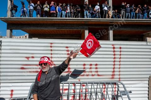14 novembre 2021 : Plus de 4.000 manifestants se sont rassemblés dimanche au Bardo près du Parlement tunisien, gelé depuis plus de trois mois, pour protester à nouveau contre la décision du président Kais Saied de s'arroger les pleins pouvoirs, dénonçant un "coup d'Etat". A l'appel du mouvement “Citoyens contre le coup” soutenu par des politiques de tous bords et notamment du parti islamiste Ennahdha, les maniffestants ont du lutter face à un dispositif policier exceptionnel pour pouvoir accéder au lieu de la manifestation. les principaux slogans "Non à la dictature", "Le projet de Kais est la guerre civile", "Pas de dignité sans liberté", ...