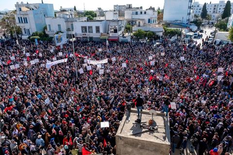 14 novembre 2021 : Plus de 4.000 manifestants se sont rassemblés dimanche au Bardo près du Parlement tunisien, gelé depuis plus de trois mois, pour protester à nouveau contre la décision du président Kais Saied de s'arroger les pleins pouvoirs, dénonçant un "coup d'Etat". A l'appel du mouvement “Citoyens contre le coup” soutenu par des politiques de tous bords et notamment du parti islamiste Ennahdha, les maniffestants ont du lutter face à un dispositif policier exceptionnel pour pouvoir accéder au lieu de la manifestation. les principaux slogans "Non à la dictature", "Le projet de Kais est la guerre civile", "Pas de dignité sans liberté", ...