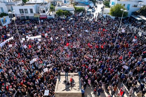 14 novembre 2021 : Plus de 4.000 manifestants se sont rassemblés dimanche au Bardo près du Parlement tunisien, gelé depuis plus de trois mois, pour protester à nouveau contre la décision du président Kais Saied de s'arroger les pleins pouvoirs, dénonçant un "coup d'Etat". A l'appel du mouvement “Citoyens contre le coup” soutenu par des politiques de tous bords et notamment du parti islamiste Ennahdha, les maniffestants ont du lutter face à un dispositif policier exceptionnel pour pouvoir accéder au lieu de la manifestation. les principaux slogans "Non à la dictature", "Le projet de Kais est la guerre civile", "Pas de dignité sans liberté", ...