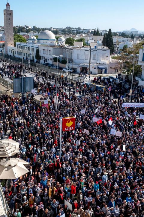 14 novembre 2021 : Plus de 4.000 manifestants se sont rassemblés dimanche au Bardo près du Parlement tunisien, gelé depuis plus de trois mois, pour protester à nouveau contre la décision du président Kais Saied de s'arroger les pleins pouvoirs, dénonçant un "coup d'Etat". A l'appel du mouvement “Citoyens contre le coup” soutenu par des politiques de tous bords et notamment du parti islamiste Ennahdha, les maniffestants ont du lutter face à un dispositif policier exceptionnel pour pouvoir accéder au lieu de la manifestation. les principaux slogans "Non à la dictature", "Le projet de Kais est la guerre civile", "Pas de dignité sans liberté", ...