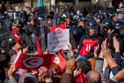 14 novembre 2021 : Plus de 4.000 manifestants se sont rassemblés dimanche au Bardo près du Parlement tunisien, gelé depuis plus de trois mois, pour protester à nouveau contre la décision du président Kais Saied de s'arroger les pleins pouvoirs, dénonçant un "coup d'Etat". A l'appel du mouvement “Citoyens contre le coup” soutenu par des politiques de tous bords et notamment du parti islamiste Ennahdha, les maniffestants ont du lutter face à un dispositif policier exceptionnel pour pouvoir accéder au lieu de la manifestation. les principaux slogans "Non à la dictature", "Le projet de Kais est la guerre civile", "Pas de dignité sans liberté", ...