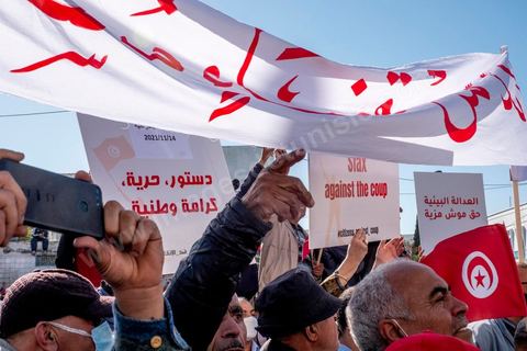 14 novembre 2021 : Plus de 4.000 manifestants se sont rassemblés dimanche au Bardo près du Parlement tunisien, gelé depuis plus de trois mois, pour protester à nouveau contre la décision du président Kais Saied de s'arroger les pleins pouvoirs, dénonçant un "coup d'Etat". A l'appel du mouvement “Citoyens contre le coup” soutenu par des politiques de tous bords et notamment du parti islamiste Ennahdha, les maniffestants ont du lutter face à un dispositif policier exceptionnel pour pouvoir accéder au lieu de la manifestation. les principaux slogans "Non à la dictature", "Le projet de Kais est la guerre civile", "Pas de dignité sans liberté", ...