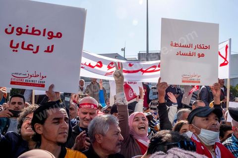 14 novembre 2021 : Plus de 4.000 manifestants se sont rassemblés dimanche au Bardo près du Parlement tunisien, gelé depuis plus de trois mois, pour protester à nouveau contre la décision du président Kais Saied de s'arroger les pleins pouvoirs, dénonçant un "coup d'Etat". A l'appel du mouvement “Citoyens contre le coup” soutenu par des politiques de tous bords et notamment du parti islamiste Ennahdha, les maniffestants ont du lutter face à un dispositif policier exceptionnel pour pouvoir accéder au lieu de la manifestation. les principaux slogans "Non à la dictature", "Le projet de Kais est la guerre civile", "Pas de dignité sans liberté", ...