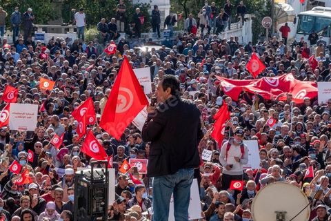 14 novembre 2021 : Plus de 4.000 manifestants se sont rassemblés dimanche au Bardo près du Parlement tunisien, gelé depuis plus de trois mois, pour protester à nouveau contre la décision du président Kais Saied de s'arroger les pleins pouvoirs, dénonçant un "coup d'Etat". A l'appel du mouvement “Citoyens contre le coup” soutenu par des politiques de tous bords et notamment du parti islamiste Ennahdha, les maniffestants ont du lutter face à un dispositif policier exceptionnel pour pouvoir accéder au lieu de la manifestation. les principaux slogans "Non à la dictature", "Le projet de Kais est la guerre civile", "Pas de dignité sans liberté", ...