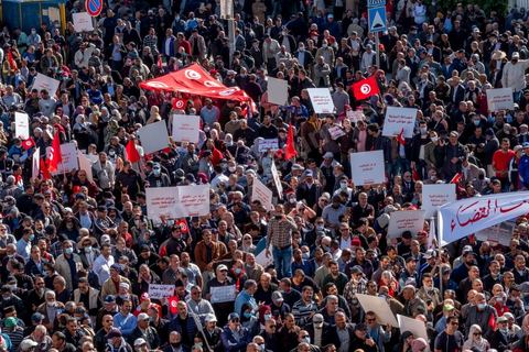 14 novembre 2021 : Plus de 4.000 manifestants se sont rassemblés dimanche au Bardo près du Parlement tunisien, gelé depuis plus de trois mois, pour protester à nouveau contre la décision du président Kais Saied de s'arroger les pleins pouvoirs, dénonçant un "coup d'Etat". A l'appel du mouvement “Citoyens contre le coup” soutenu par des politiques de tous bords et notamment du parti islamiste Ennahdha, les maniffestants ont du lutter face à un dispositif policier exceptionnel pour pouvoir accéder au lieu de la manifestation. les principaux slogans "Non à la dictature", "Le projet de Kais est la guerre civile", "Pas de dignité sans liberté", ...