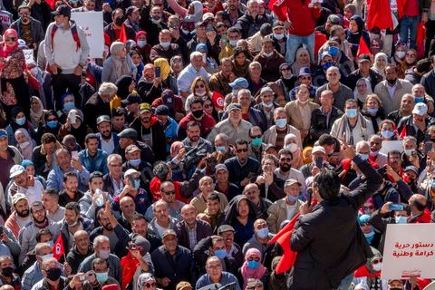 14 novembre 2021 : Plus de 4.000 manifestants se sont rassemblés dimanche au Bardo près du Parlement tunisien, gelé depuis plus de trois mois, pour protester à nouveau contre la décision du président Kais Saied de s'arroger les pleins pouvoirs, dénonçant un "coup d'Etat". A l'appel du mouvement “Citoyens contre le coup” soutenu par des politiques de tous bords et notamment du parti islamiste Ennahdha, les maniffestants ont du lutter face à un dispositif policier exceptionnel pour pouvoir accéder au lieu de la manifestation. les principaux slogans "Non à la dictature", "Le projet de Kais est la guerre civile", "Pas de dignité sans liberté", ...