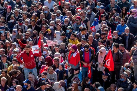 14 novembre 2021 : Plus de 4.000 manifestants se sont rassemblés dimanche au Bardo près du Parlement tunisien, gelé depuis plus de trois mois, pour protester à nouveau contre la décision du président Kais Saied de s'arroger les pleins pouvoirs, dénonçant un "coup d'Etat". A l'appel du mouvement “Citoyens contre le coup” soutenu par des politiques de tous bords et notamment du parti islamiste Ennahdha, les maniffestants ont du lutter face à un dispositif policier exceptionnel pour pouvoir accéder au lieu de la manifestation. les principaux slogans "Non à la dictature", "Le projet de Kais est la guerre civile", "Pas de dignité sans liberté", ...
