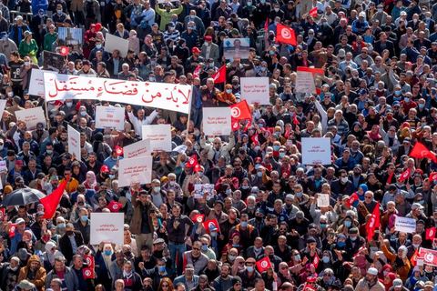 14 novembre 2021 : Plus de 4.000 manifestants se sont rassemblés dimanche au Bardo près du Parlement tunisien, gelé depuis plus de trois mois, pour protester à nouveau contre la décision du président Kais Saied de s'arroger les pleins pouvoirs, dénonçant un "coup d'Etat". A l'appel du mouvement “Citoyens contre le coup” soutenu par des politiques de tous bords et notamment du parti islamiste Ennahdha, les maniffestants ont du lutter face à un dispositif policier exceptionnel pour pouvoir accéder au lieu de la manifestation. les principaux slogans "Non à la dictature", "Le projet de Kais est la guerre civile", "Pas de dignité sans liberté", ...
