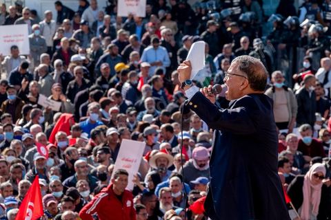 14 novembre 2021 : Plus de 4.000 manifestants se sont rassemblés dimanche au Bardo près du Parlement tunisien, gelé depuis plus de trois mois, pour protester à nouveau contre la décision du président Kais Saied de s'arroger les pleins pouvoirs, dénonçant un "coup d'Etat". A l'appel du mouvement “Citoyens contre le coup” soutenu par des politiques de tous bords et notamment du parti islamiste Ennahdha, les maniffestants ont du lutter face à un dispositif policier exceptionnel pour pouvoir accéder au lieu de la manifestation. les principaux slogans "Non à la dictature", "Le projet de Kais est la guerre civile", "Pas de dignité sans liberté", ...