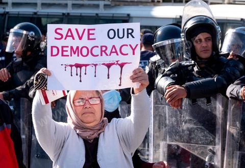 14 novembre 2021 : Plus de 4.000 manifestants se sont rassemblés dimanche au Bardo près du Parlement tunisien, gelé depuis plus de trois mois, pour protester à nouveau contre la décision du président Kais Saied de s'arroger les pleins pouvoirs, dénonçant un "coup d'Etat". A l'appel du mouvement “Citoyens contre le coup” soutenu par des politiques de tous bords et notamment du parti islamiste Ennahdha, les maniffestants ont du lutter face à un dispositif policier exceptionnel pour pouvoir accéder au lieu de la manifestation. les principaux slogans "Non à la dictature", "Le projet de Kais est la guerre civile", "Pas de dignité sans liberté", ...
