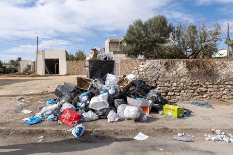 18 novembre 2021 : dans les rues de Sfax, deuxième ville du pays située dans le sud est, les déchets ne sont plus ramassés depuis 50 jours suite à la fermeture par les habitants de la décharge de Agareb, située à une trentaine de kilomètre de Sfax. Depuis 24h, la municipalité de Sfax a commencé à ramsser les poubelles pour les stocker provisoirement dans l'ancienne décharge située à la sortie sud de la ville au pied de la montagne des déchets de phosphate. 