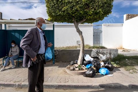 18 novembre 2021 : dans les rues de Sfax, deuxième ville du pays située dans le sud est, les déchets ne sont plus ramassés depuis 50 jours suite à la fermeture par les habitants de la décharge de Agareb, située à une trentaine de kilomètre de Sfax. Depuis 24h, la municipalité de Sfax a commencé à ramsser les poubelles pour les stocker provisoirement dans l'ancienne décharge située à la sortie sud de la ville au pied de la montagne des déchets de phosphate. 