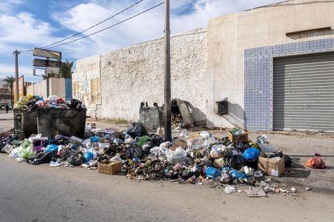 18 novembre 2021 : dans les rues de Sfax, deuxième ville du pays située dans le sud est, les déchets ne sont plus ramassés depuis 50 jours suite à la fermeture par les habitants de la décharge de Agareb, située à une trentaine de kilomètre de Sfax. Depuis 24h, la municipalité de Sfax a commencé à ramsser les poubelles pour les stocker provisoirement dans l'ancienne décharge située à la sortie sud de la ville au pied de la montagne des déchets de phosphate. 