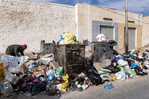 18 novembre 2021 : dans les rues de Sfax, deuxième ville du pays située dans le sud est, les déchets ne sont plus ramassés depuis 50 jours suite à la fermeture par les habitants de la décharge de Agareb, située à une trentaine de kilomètre de Sfax. Depuis 24h, la municipalité de Sfax a commencé à ramsser les poubelles pour les stocker provisoirement dans l'ancienne décharge située à la sortie sud de la ville au pied de la montagne des déchets de phosphate. 