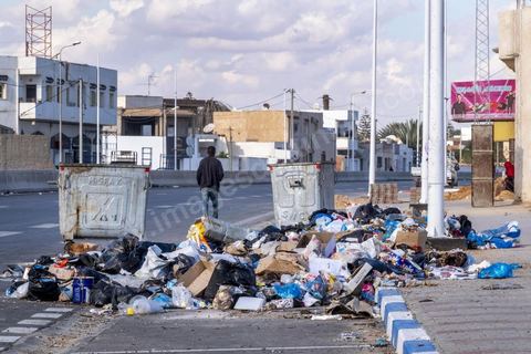 18 novembre 2021 : dans les rues de Sfax, deuxième ville du pays située dans le sud est, les déchets ne sont plus ramassés depuis 50 jours suite à la fermeture par les habitants de la décharge de Agareb, située à une trentaine de kilomètre de Sfax. Depuis 24h, la municipalité de Sfax a commencé à ramsser les poubelles pour les stocker provisoirement dans l'ancienne décharge située à la sortie sud de la ville au pied de la montagne des déchets de phosphate. 