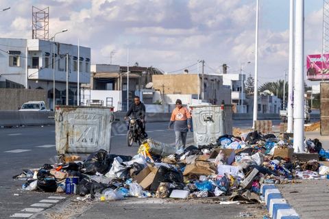 18 novembre 2021 : dans les rues de Sfax, deuxième ville du pays située dans le sud est, les déchets ne sont plus ramassés depuis 50 jours suite à la fermeture par les habitants de la décharge de Agareb, située à une trentaine de kilomètre de Sfax. Depuis 24h, la municipalité de Sfax a commencé à ramsser les poubelles pour les stocker provisoirement dans l'ancienne décharge située à la sortie sud de la ville au pied de la montagne des déchets de phosphate. 