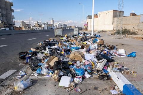 18 novembre 2021 : dans les rues de Sfax, deuxième ville du pays située dans le sud est, les déchets ne sont plus ramassés depuis 50 jours suite à la fermeture par les habitants de la décharge de Agareb, située à une trentaine de kilomètre de Sfax. Depuis 24h, la municipalité de Sfax a commencé à ramsser les poubelles pour les stocker provisoirement dans l'ancienne décharge située à la sortie sud de la ville au pied de la montagne des déchets de phosphate. 