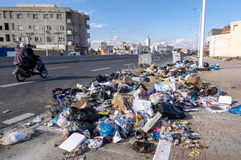 18 novembre 2021 : dans les rues de Sfax, deuxième ville du pays située dans le sud est, les déchets ne sont plus ramassés depuis 50 jours suite à la fermeture par les habitants de la décharge de Agareb, située à une trentaine de kilomètre de Sfax. Depuis 24h, la municipalité de Sfax a commencé à ramsser les poubelles pour les stocker provisoirement dans l'ancienne décharge située à la sortie sud de la ville au pied de la montagne des déchets de phosphate. 