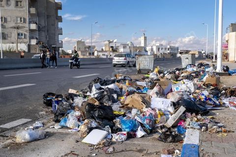 18 novembre 2021 : dans les rues de Sfax, deuxième ville du pays située dans le sud est, les déchets ne sont plus ramassés depuis 50 jours suite à la fermeture par les habitants de la décharge de Agareb, située à une trentaine de kilomètre de Sfax. Depuis 24h, la municipalité de Sfax a commencé à ramsser les poubelles pour les stocker provisoirement dans l'ancienne décharge située à la sortie sud de la ville au pied de la montagne des déchets de phosphate. 