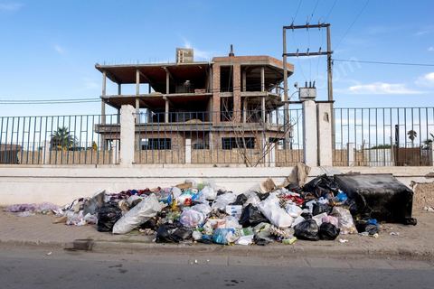 18 novembre 2021 : dans les rues de Sfax, deuxième ville du pays située dans le sud est, les déchets ne sont plus ramassés depuis 50 jours suite à la fermeture par les habitants de la décharge de Agareb, située à une trentaine de kilomètre de Sfax. Depuis 24h, la municipalité de Sfax a commencé à ramsser les poubelles pour les stocker provisoirement dans l'ancienne décharge située à la sortie sud de la ville au pied de la montagne des déchets de phosphate. 