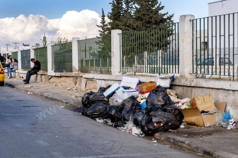 18 novembre 2021 : dans les rues de Sfax, deuxième ville du pays située dans le sud est, les déchets ne sont plus ramassés depuis 50 jours suite à la fermeture par les habitants de la décharge de Agareb, située à une trentaine de kilomètre de Sfax. Depuis 24h, la municipalité de Sfax a commencé à ramsser les poubelles pour les stocker provisoirement dans l'ancienne décharge située à la sortie sud de la ville au pied de la montagne des déchets de phosphate. 