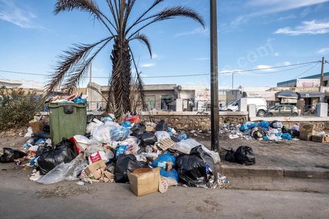 18 novembre 2021 : dans les rues de Sfax, deuxième ville du pays située dans le sud est, les déchets ne sont plus ramassés depuis 50 jours suite à la fermeture par les habitants de la décharge de Agareb, située à une trentaine de kilomètre de Sfax. Depuis 24h, la municipalité de Sfax a commencé à ramsser les poubelles pour les stocker provisoirement dans l'ancienne décharge située à la sortie sud de la ville au pied de la montagne des déchets de phosphate. 