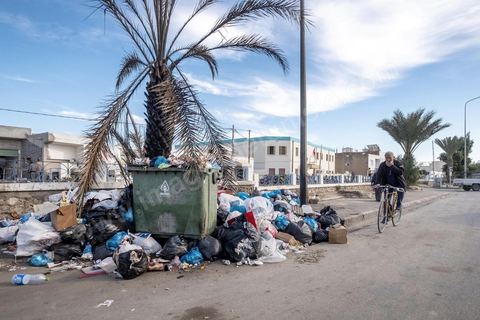 18 novembre 2021 : dans les rues de Sfax, deuxième ville du pays située dans le sud est, les déchets ne sont plus ramassés depuis 50 jours suite à la fermeture par les habitants de la décharge de Agareb, située à une trentaine de kilomètre de Sfax. Depuis 24h, la municipalité de Sfax a commencé à ramsser les poubelles pour les stocker provisoirement dans l'ancienne décharge située à la sortie sud de la ville au pied de la montagne des déchets de phosphate. 