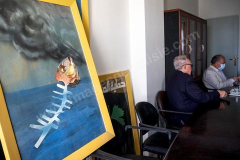 18 novembre 2021 : dans les rues de Sfax, deuxième ville du pays située dans le sud est, les déchets ne sont plus ramassés depuis 50 jours suite à la fermeture par les habitants de la décharge de Agareb, située à une trentaine de kilomètre de Sfax. Depuis 24h, la municipalité de Sfax a commencé à ramsser les poubelles pour les stocker provisoirement dans l'ancienne décharge située à la sortie sud de la ville au pied de la montagne des déchets de phosphate. 
